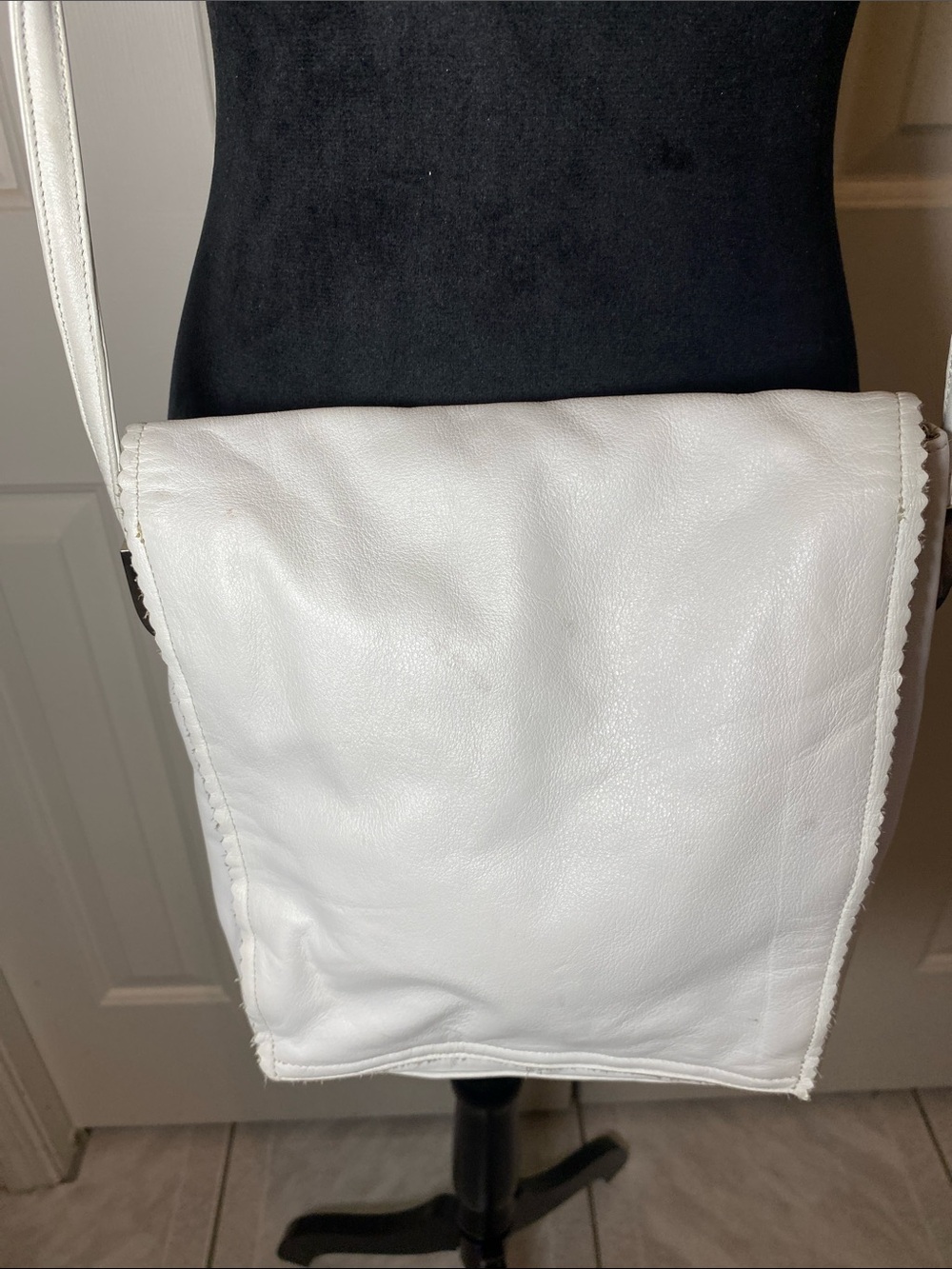 LC White Leather Crossbody Bag - Classic Everyday Shoulder Bag - Picture 5 of 10